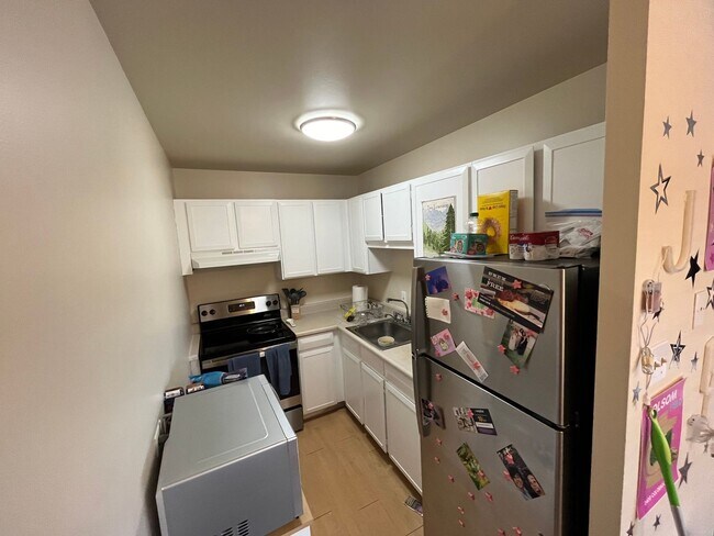 Building Photo - Large 1 BR Condo Available 08/15/2026! Great Location!