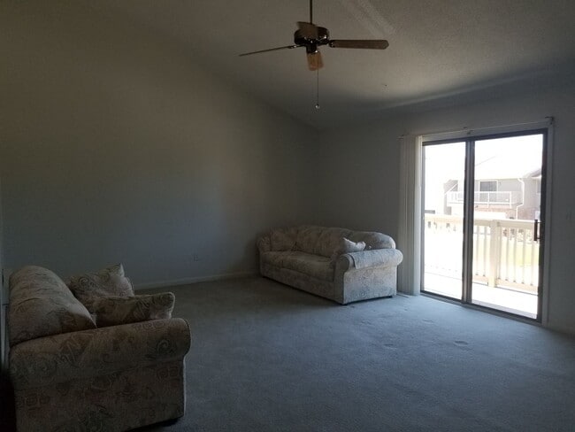 Building Photo - Beautiful Townhome 2 Bedroom 2.5 Bathroom