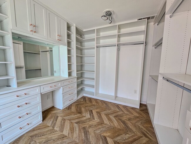 Building Photo - SPACIOUS LUXURY HOME WITH IN-LAW SUITE! [F...