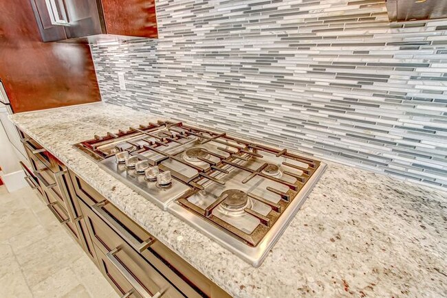 Building Photo - Stunning 5-Bedroom Pool Home on Nearly 2 A...