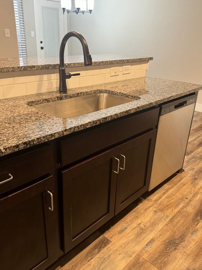 Building Photo - COMING SOON - Commuter Friendly - 3/2/2