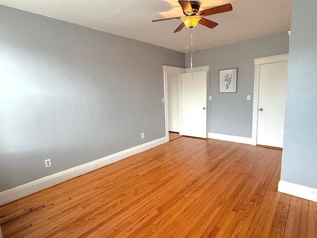 Building Photo - 2 Bedroom sunny second-floor corner unit a...