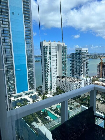 Building Photo - 600 NE 27th St