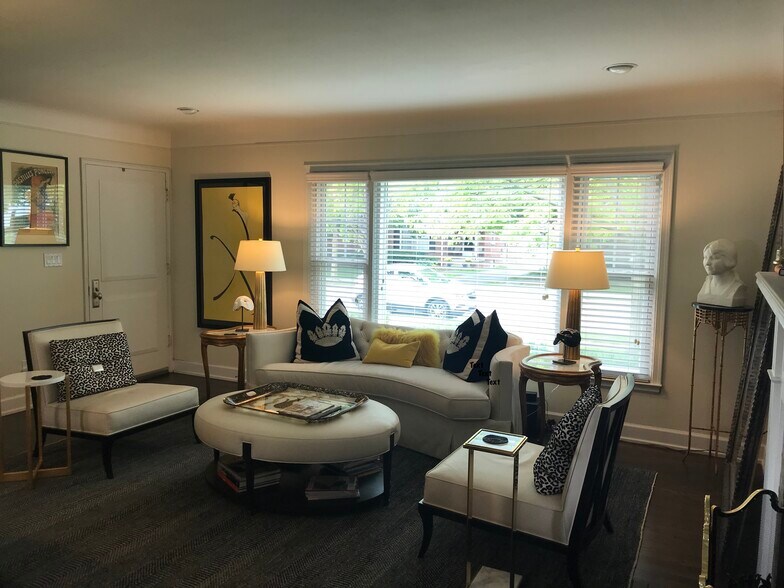 Living room - 997 Henrietta St