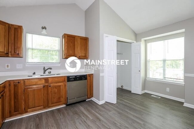 Building Photo - 3 Bedroom Pet-Friendly Home in Nashville, TN with Main Street Renewal