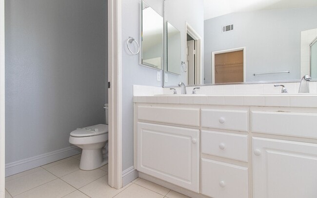 Building Photo - Spacious 6 Bedroom Home With Huge Backyard!