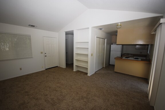 Building Photo - REDUCED - 1 bedroom 1 bath unit.