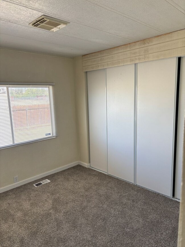 Building Photo - Beautiful fully remodeled 3 bedroom