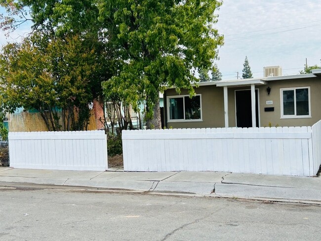 Primary Photo - 1451 Knights Row