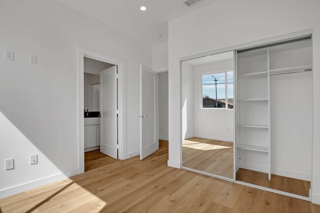 Building Photo - Modern 5-Bedroom 5 bath Home for Lease in ...
