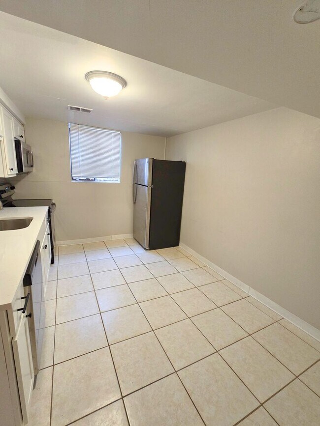 Building Photo - Super Spacious & Updated 1-Bed, 1-Bath Apa...