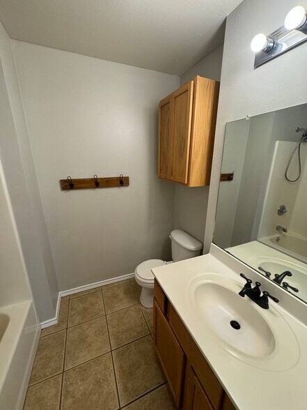 Building Photo - 534 N Brentwood Ave