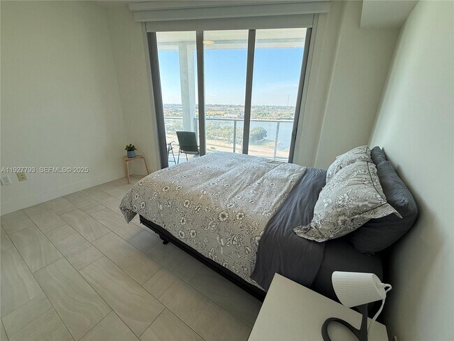 Building Photo - 2000 Metropica Wy