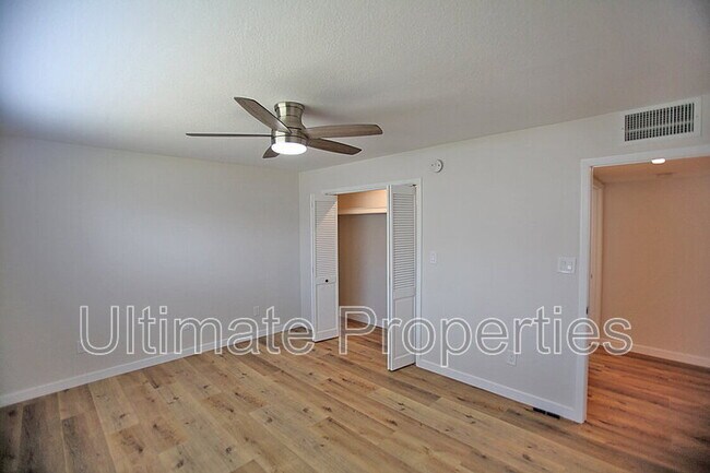 Building Photo - 4129 E Bluefield Ave
