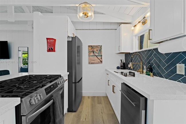 Building Photo - 1464 NE 24th St