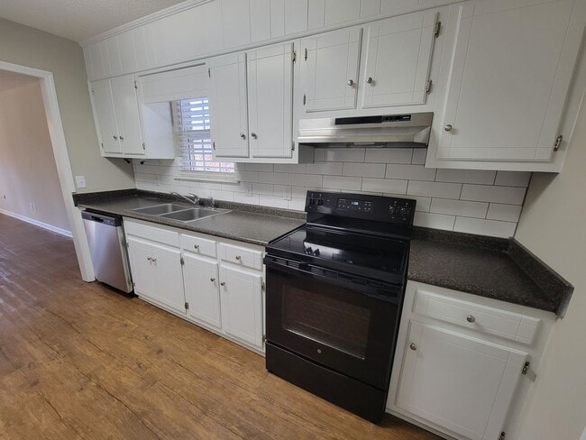 Building Photo - 014 University Ct