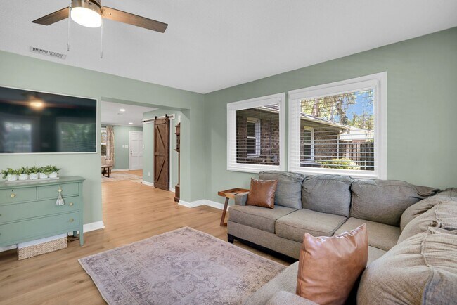 Building Photo - Fully Furnished Home in the Heart of Southside Savannah!