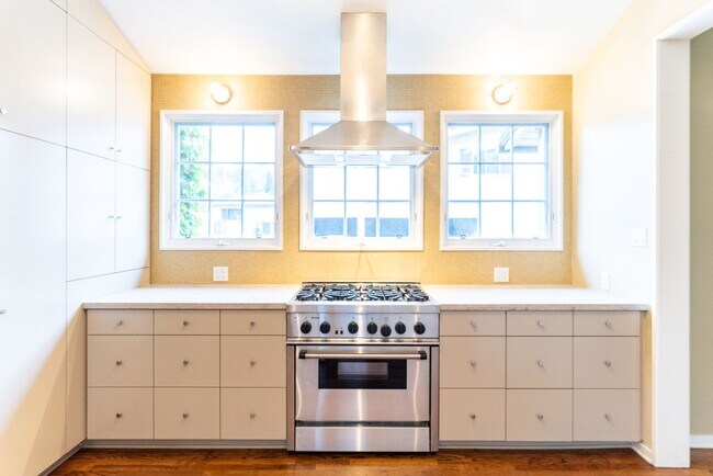 Building Photo - Beachwood Canyon 2b2b Home - Intentional F...