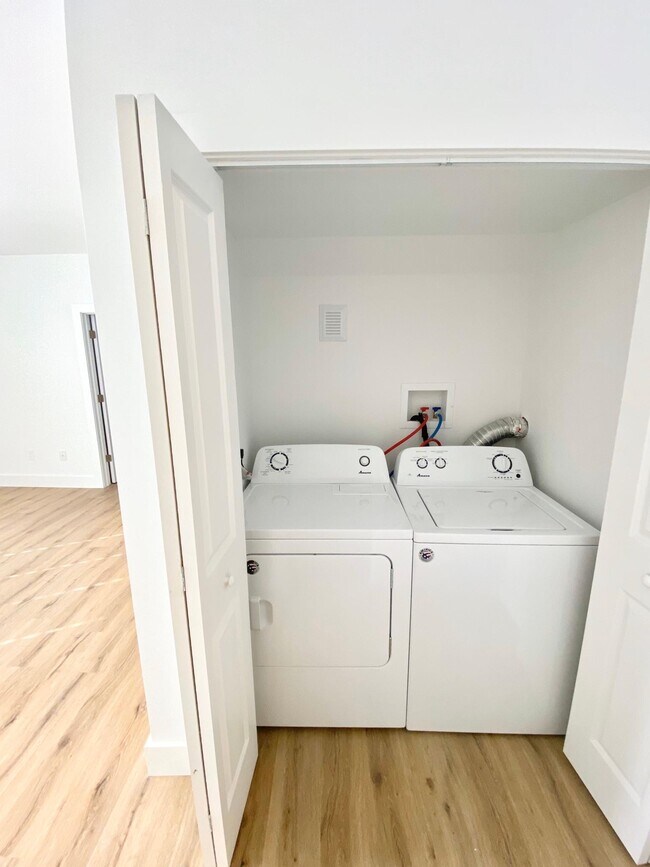 Building Photo - 6 Larsen St