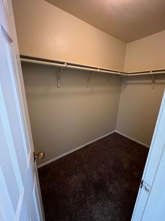 Building Photo - 3 Bedroom 2 bath NEAR TESLA!