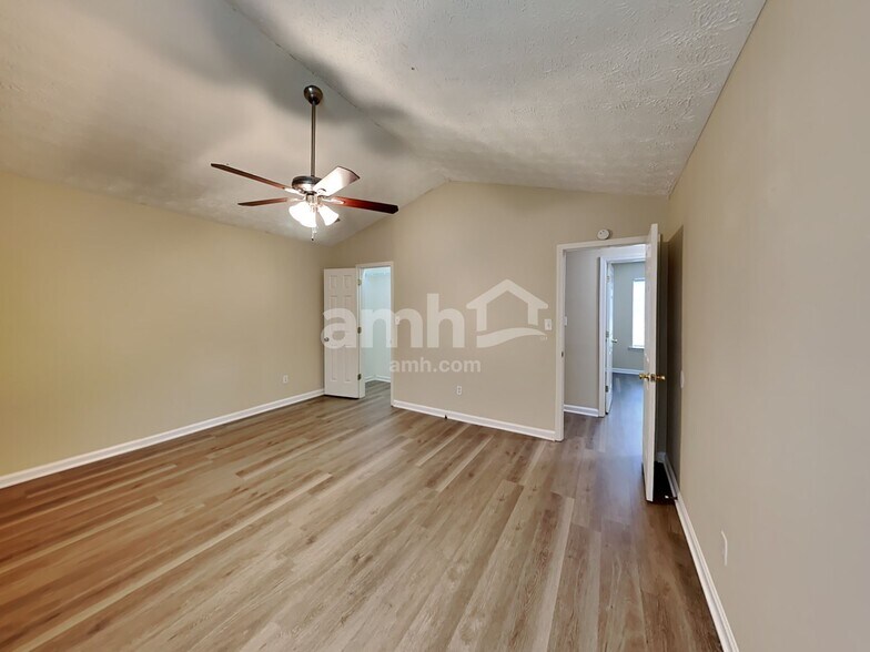 Building Photo - 446 Thornbrooke Dr