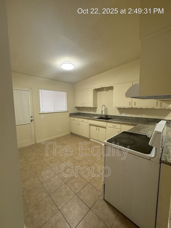 Building Photo - 1140 W Tulare Ave