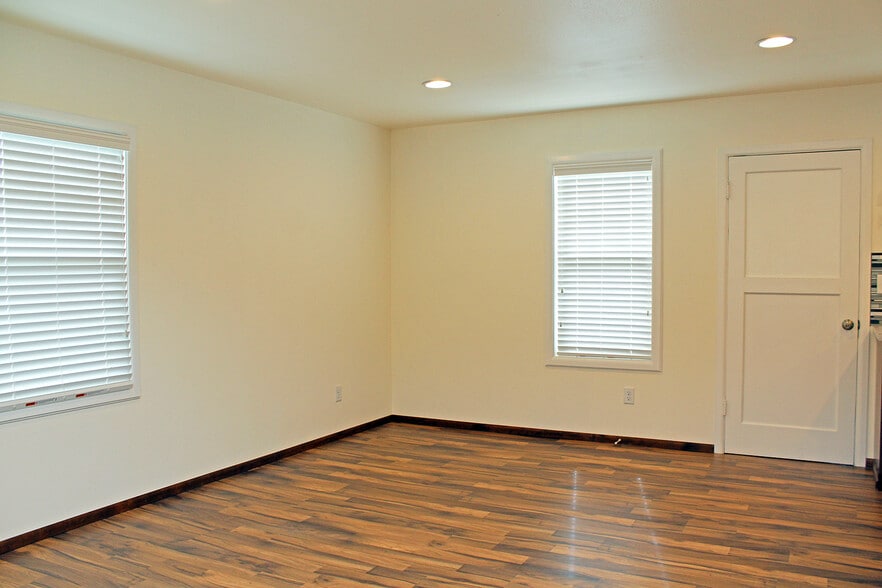 Building Photo - 9134 SE Ankeny St