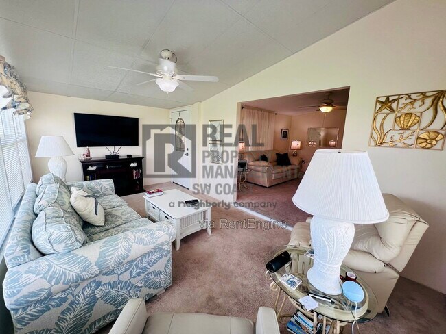 Building Photo - 202 Fan Palm Ln