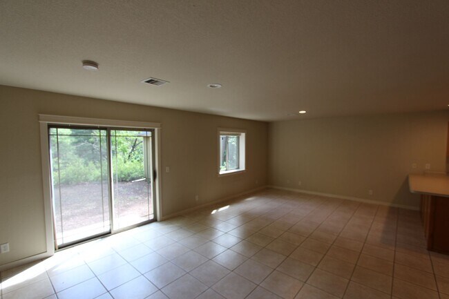 Building Photo - Spacious 3BR home Near NAU | New Carpet + Parking for 3 Vehicles