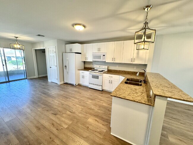 Building Photo - "Charming 2-Bed Oasis with 2 Full Baths in Prime Lynn Haven Location near Mosley High School"