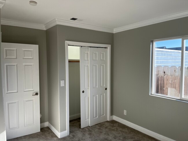 Building Photo - 337 Lakeview Ave