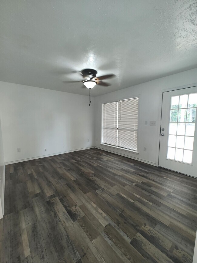 Building Photo - 105 Lumberton Dr