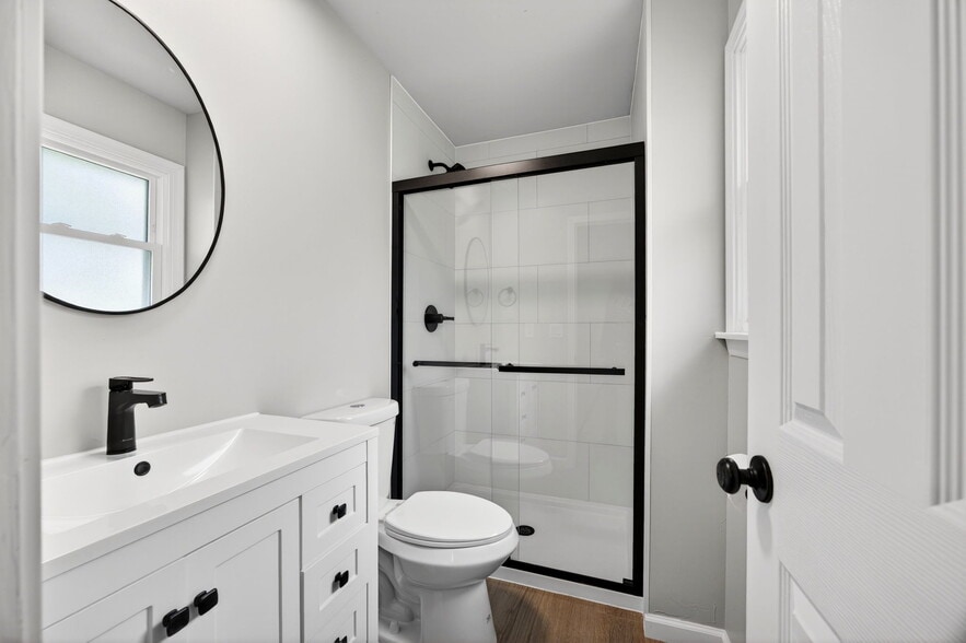 Semi-Master Bathroom - 3200 Schaffner Dr