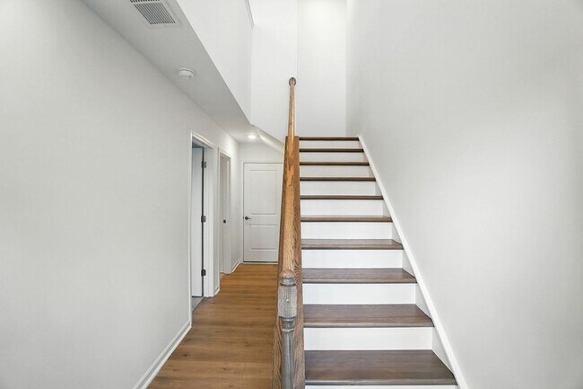 Building Photo - Brand-new three-story townhome in the Univ...