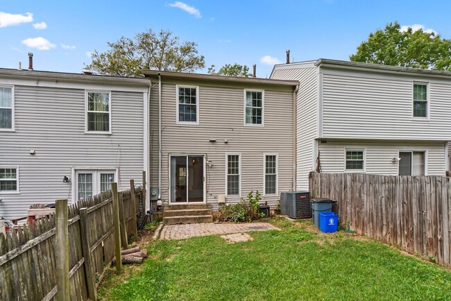 Building Photo - Spacious Townhome