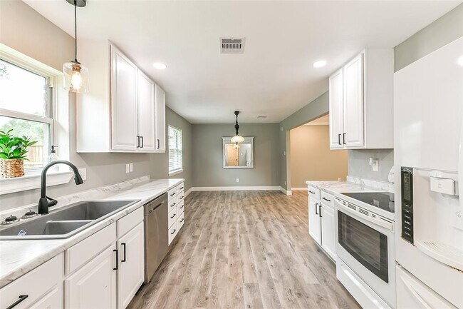 Building Photo - 207 Woodvale Dr