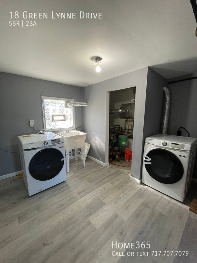 Building Photo - 18 Green Lynne Drive - Beautiful 5 Bedroom...