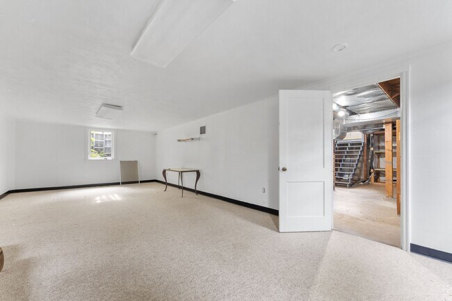 Building Photo - Spacious 6 Bed 2 Bath Home- N Portland Charmer!