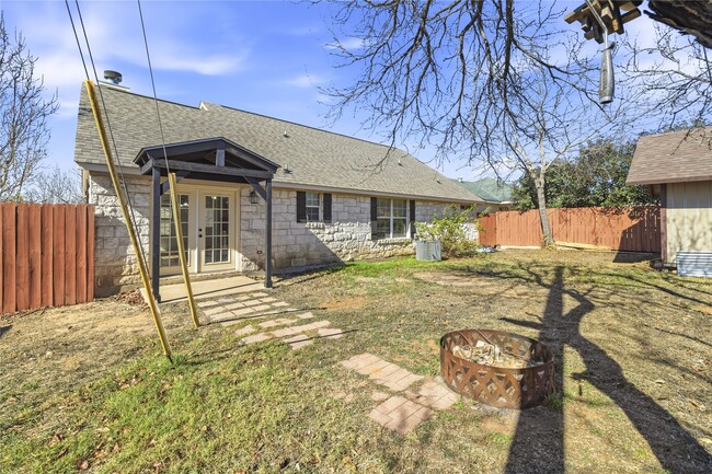 Building Photo - 201 Green Oaks Loop