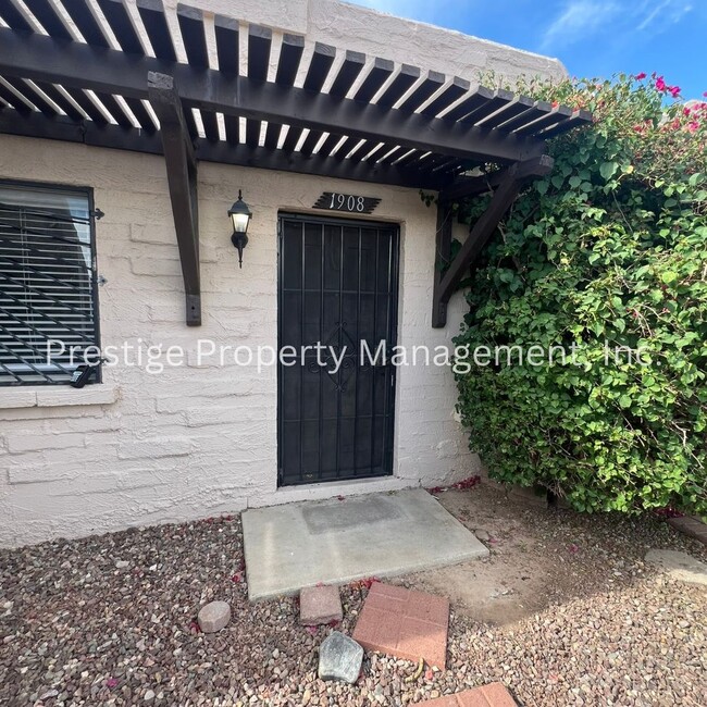 Primary Photo - !!Charming Townhome With Fenced Yard!!