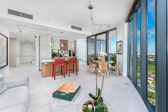 Building Photo - 2831 S Bayshore Dr