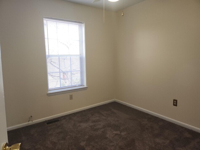 Building Photo - 8212 Londonderry Ct