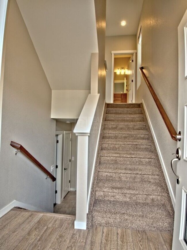 Building Photo - 1374 Sunshine Vly Wy