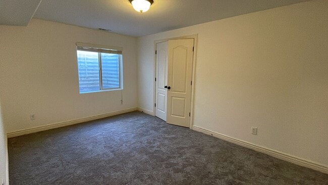 Building Photo - 6 Bedroom, 3.5 Bathroom Single Family Home in Layton Available June 1st!