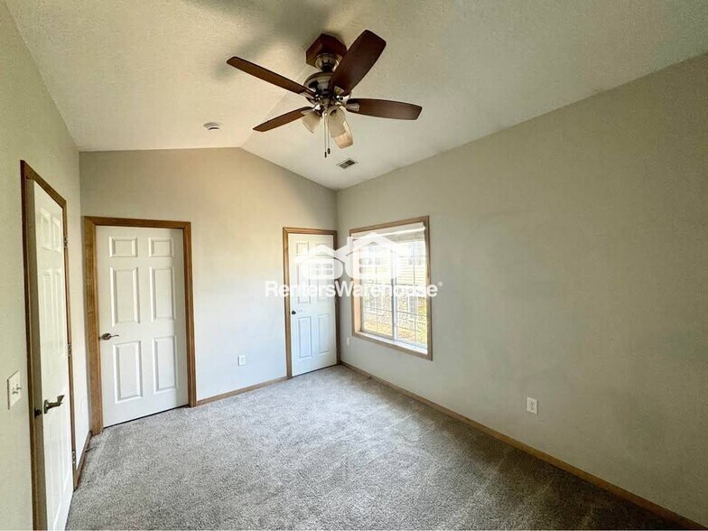 Building Photo - 2000 Meadow Ct