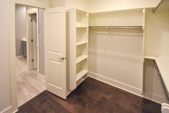 Building Photo - Stunning 3 Bedroom, 2.5 Bathroom Home in F...