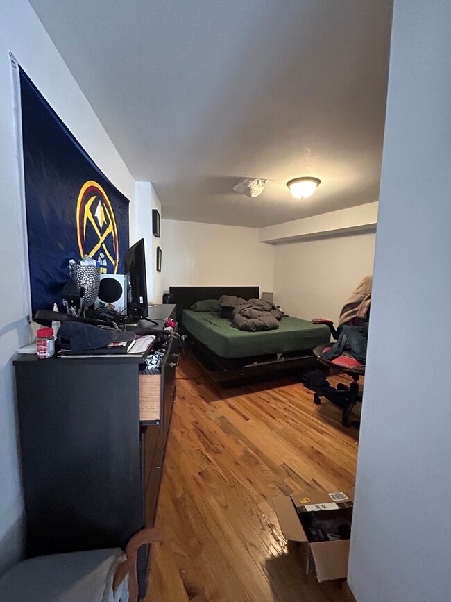 Building Photo - 865 W Buckingham Pl