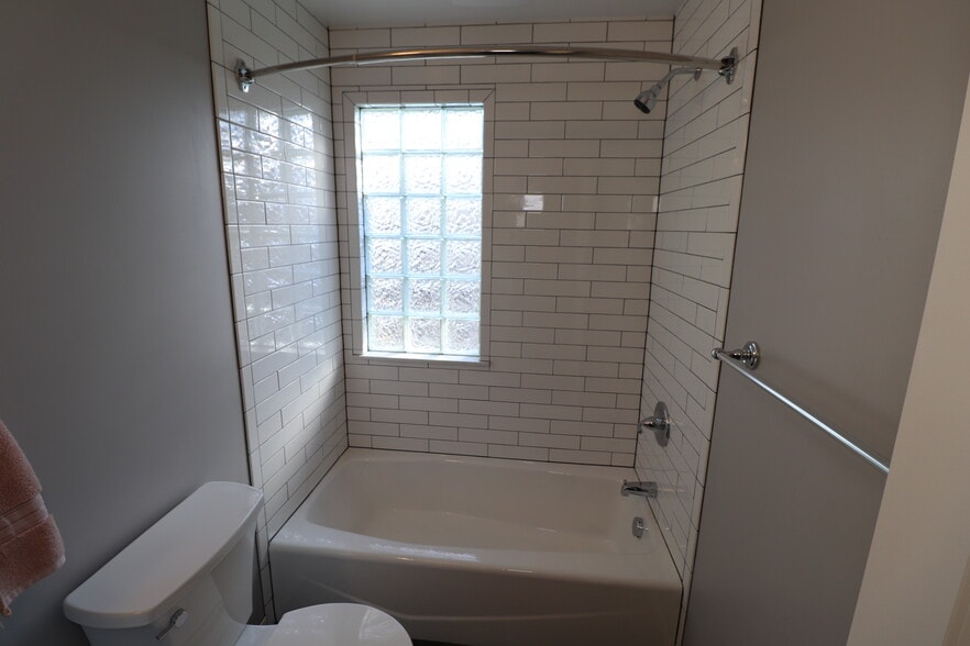 Building Photo - 2022 E Saratoga St