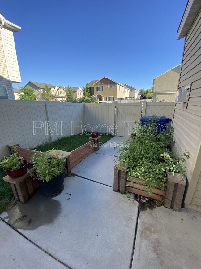 Building Photo - 972 Stonehaven Dr