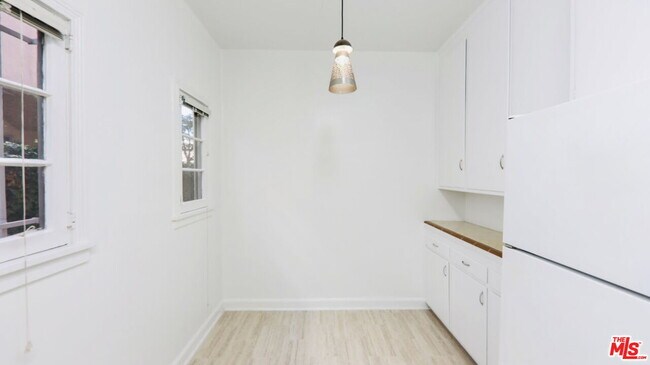 Building Photo - 132 N La Peer Dr